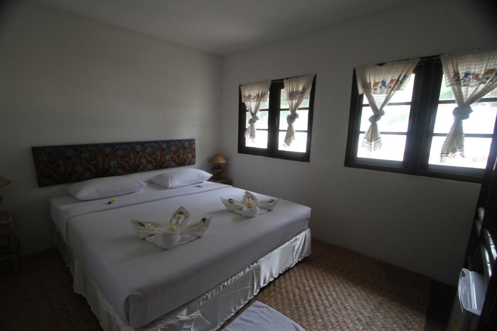 Charlie Hut Bungalow Hotel Ko Phi Phi Room photo